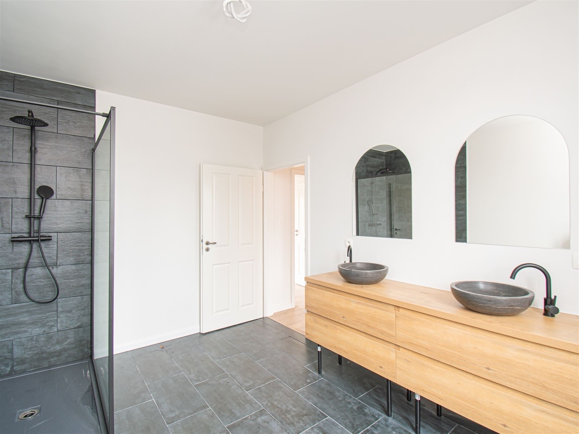 Door I&L Projects gerenoveerde badkamer met inloopdouche en dubbel lavabomeubel